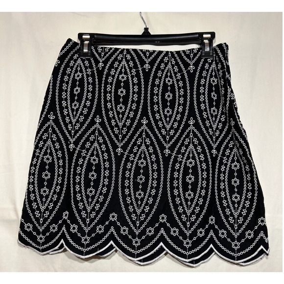 LOFT Dresses & Skirts - Loft Black White Embroidered Scalloped Hem Skirt Sz 4P Boho Geometric Above Knee
